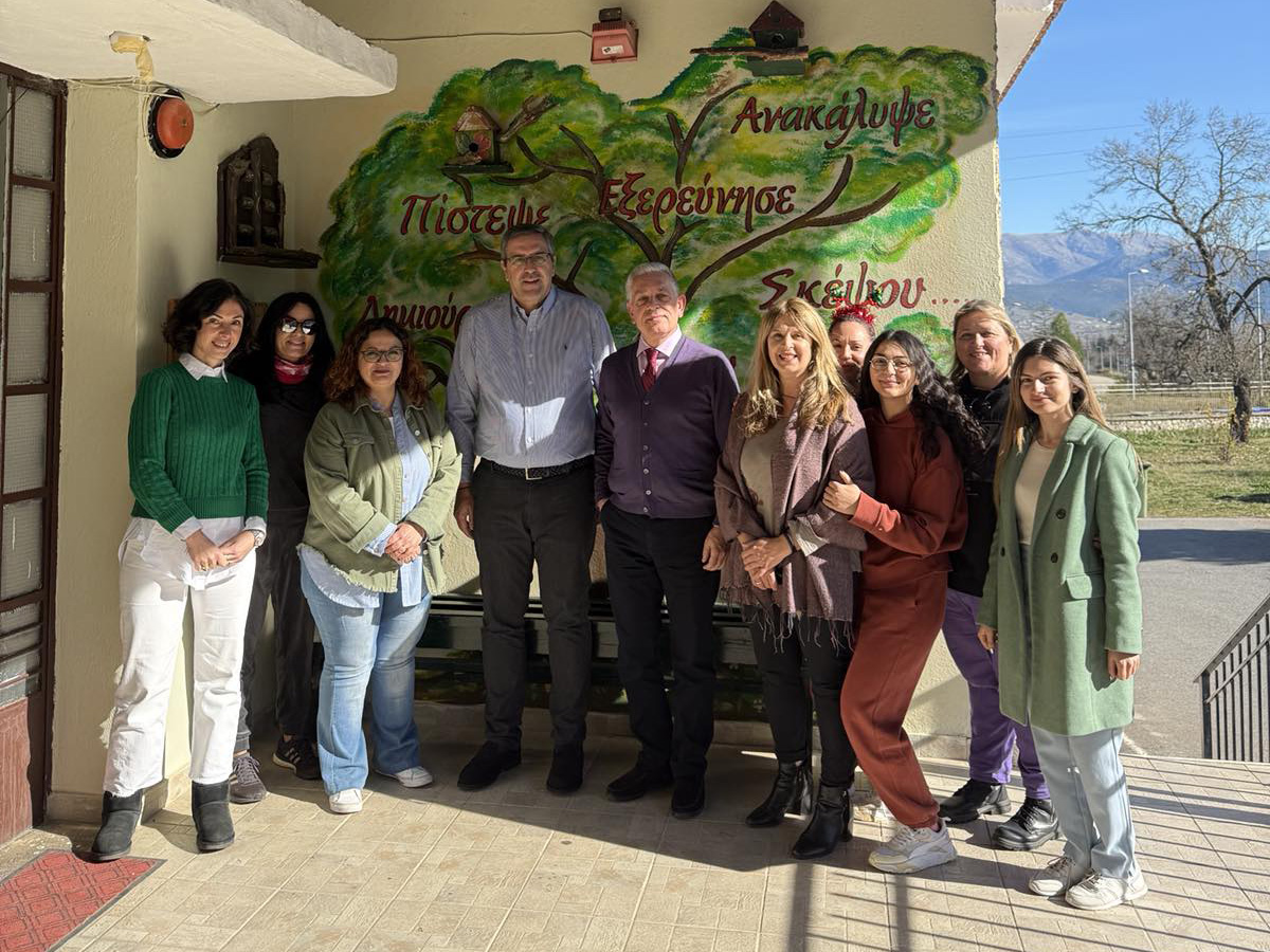 Επίσκεψη-Χρήστου-Λαμπρόπουλου-και-Κώστα-Μανδρώνη-σε-ειδικές-εκπαιδευτικές-δομές-του-Δήμου-Τρίπολης