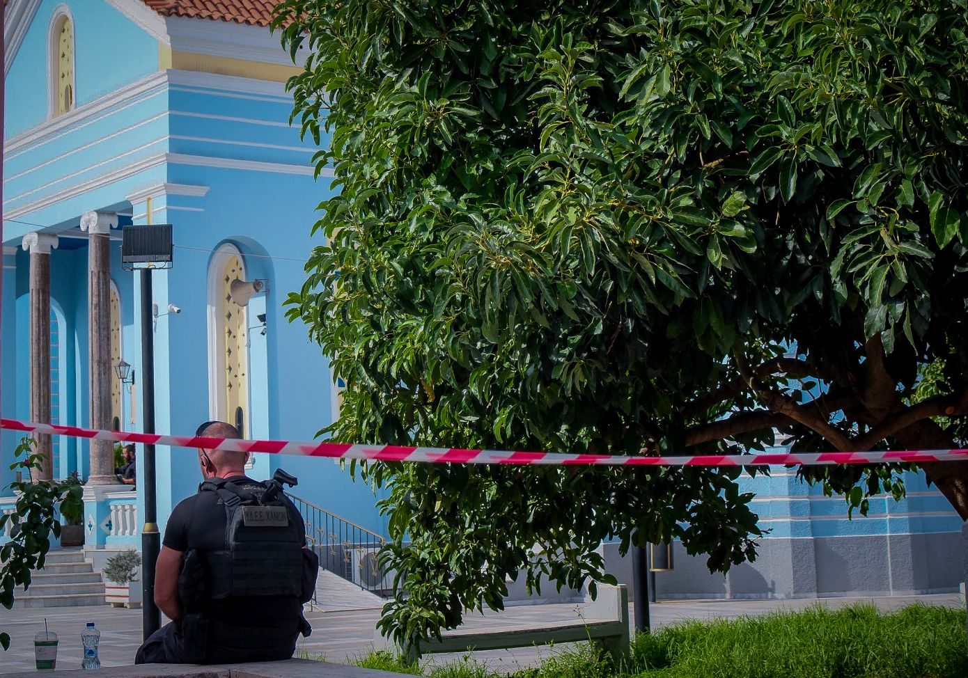 Θρήνος-στην-κηδεία-της-56χρονης-Ευαγγελίας-–-Με-ανιχνευτή-μετάλλων-η-είσοδος-στην-εκκλησία,-φόβοι-για-νέο-κύκλο-αίματος