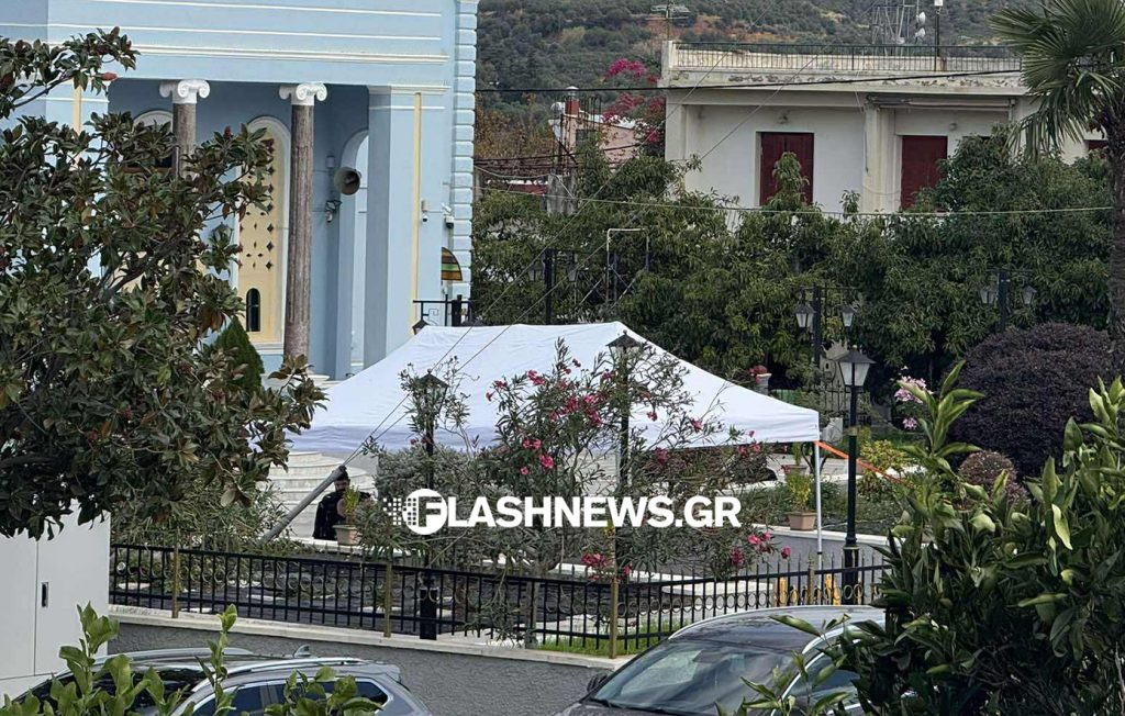 Με-ανιχνευτή-μετάλλων-η-είσοδος-στην-εκκλησία-για-την-κηδεία-της-56χρονης-που-σκοτώθηκε-στα-Βορίζια