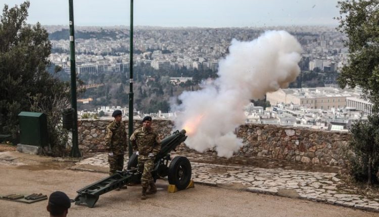 Οι-21-κανονιοβολισμοί-από-τον-Λυκαβηττό-για-τον-εορτασμό-της-25ης-Μαρτίου-–-Δείτε-βίντεο