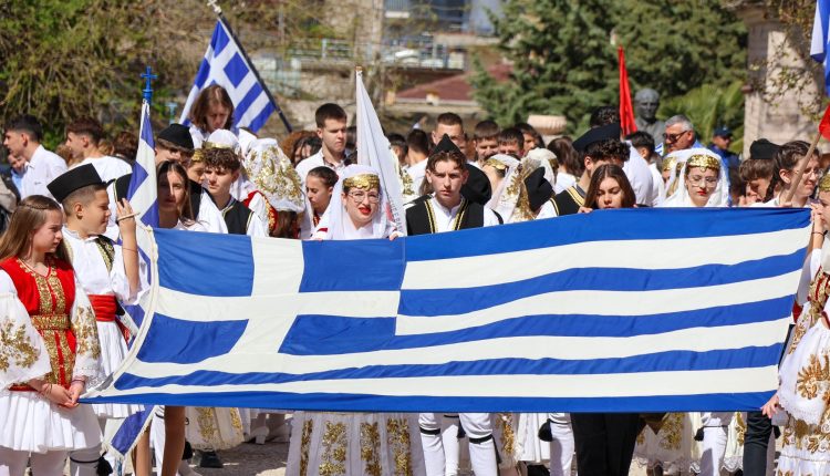 Δερβιτσάνη:-Τα-Ελληνόπουλα-της-Βορείου-Ηπείρου-τίμησαν-την-25η-Μαρτίου