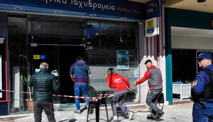 Ένοπλη-ληστεία-στα-ΕΛΤΑ-Λουτρακίου:-Αυτόπτης-μάρτυρας-περιγράφει-τον-τρόπο-που-έδρασαν-οι-κουκουλοφόροι-με-τα-καλάσνικοφ-–-«Άκουσα-ένα-μπαμ»