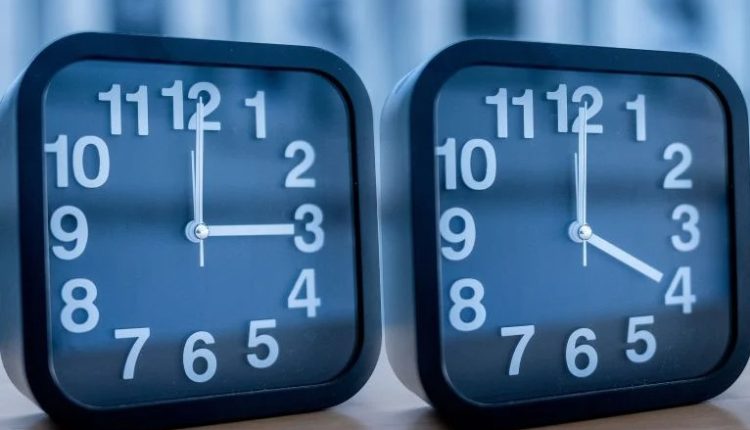 Γυρίζουμε-τους-δείκτες-των-ρολογιών-μια-ώρα-μπροστά-τα-ξημερώματα-της-Κυριακής