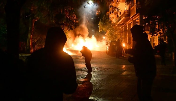 Κουκουλοφόροι-επιτέθηκαν-με-πέτρες-και-μπουκάλια-σε-διμοιρία-των-ΜΑΤ-στα-Εξάρχεια