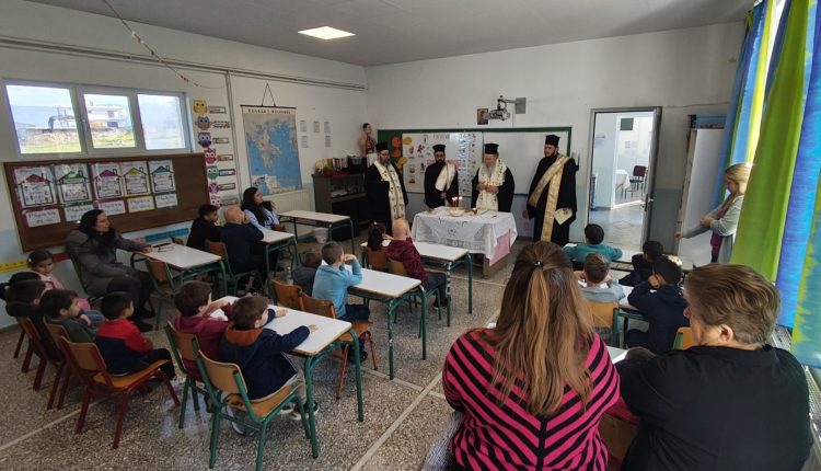 Το-Μυστήριο-του-Ιερού-Ευχελαίου-από-τον-Μητροπολίτη-Χαλκίδος-σε-σχολεία-του-Βατώντα