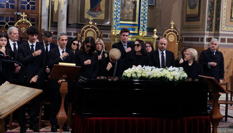 Το-τελευταίο-«αντίο»-στη-μεγάλη-Μαρινέλλα-–-Παρουσία-του-Κυριάκου-Μητσοτάκη-η-εξόδιος-ακολουθία-στη-Μητρόπολη-Αθηνών