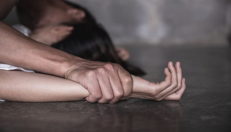 Σκηνές-τρόμου-για-54χρονη-στον-Πειραιά:-Κατήγγειλε-ότι-ένας-27χρονος-τη-θώπευσε-και-επιχείρησε-να-τη-βιάσει