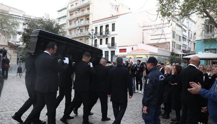 Πλήθος-κόσμου-συρρέει-στο-παρεκκλήσι-της-Μητρόπολης-Αθηνών-για-το-λαϊκό-προσκύνημα-στη-Μαρινέλλα-–-Δείτε-φωτογραφίες