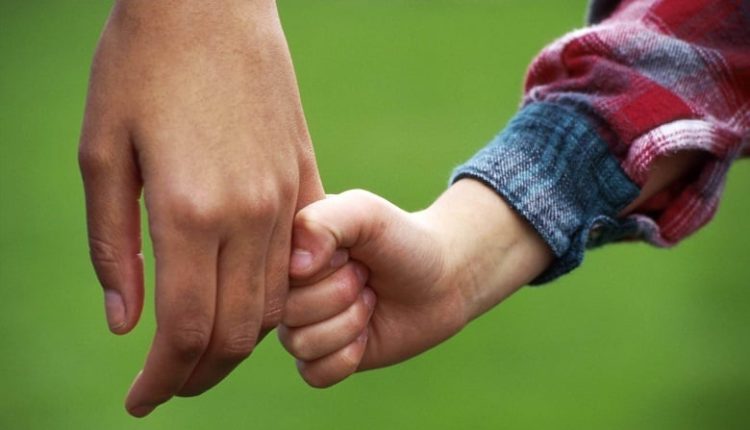 Άφησαν-4χρονο-παιδί-μόνο-του-στον-δρόμο-–-Συνελήφθησαν-οι-γονείς-του