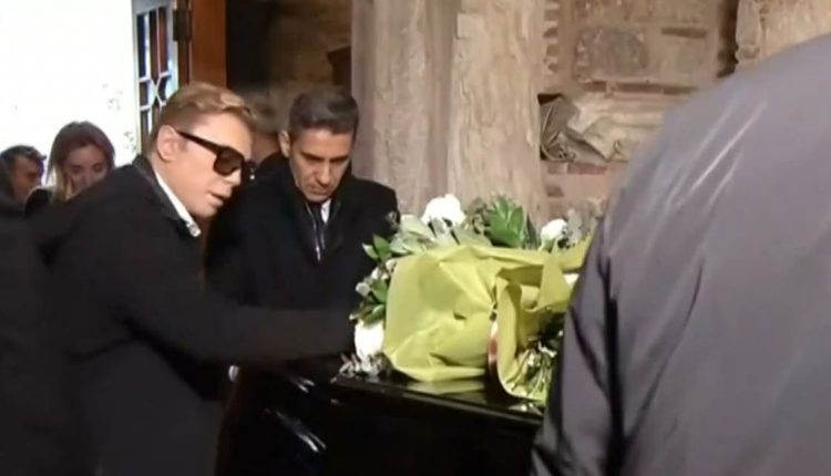 «Λύγισε»-ο-Τάκης-Ζαχαράτος-όταν-αντίκρυσε-το-φέρετρο-της-Μαρινέλλας-–-Δείτε-βίντεο