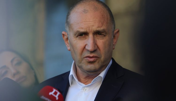 Εκλογές-στη-Βουλγαρία:-Αυτοδυναμία-για-τον-Ρούμεν-Ράντεφ,-που-θεωρείται-προσκείμενος-στη-Ρωσία