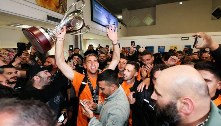 «Έριξαν-τα-τείχη»-στο-αεροδρόμιο-του-Ηρακλείου-για-τον-Κυπελλούχο-Ελλάδας-ΟΦΗ-–-Απόλυτη-αποθέωση-για-παίκτες-και-Κόντη
