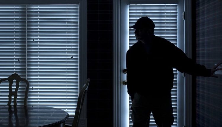 Εξαρθρώθηκε-κύκλωμα-διαρρηκτών-που-«χτυπούσε»-πολυτελείς-κατοικίες-στα-νότια-προάστια-της-Αττικής