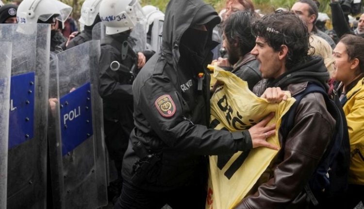 Πρωτομαγιά-με-ένταση-στην-Κωνσταντινούπολη-–-Συγκρούσεις-αστυνομίας-και-διαδηλωτών