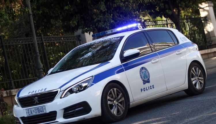 Δίωξη-για-απόπειρα-ληστείας-στον-67χρονο-που-μπήκε-με-σφυρί-σε-τράπεζα-–-Είχε-πάνω-του-επίσης-κατσαβίδι-και-ψαλίδι